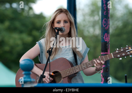 Un cantante per Leamington pace Festival, Warwickshire, Regno Unito Foto Stock