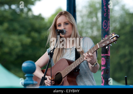 Un cantante per Leamington pace Festival, Warwickshire, Regno Unito Foto Stock