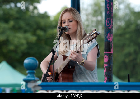 Un cantante per Leamington pace Festival, Warwickshire, Regno Unito Foto Stock