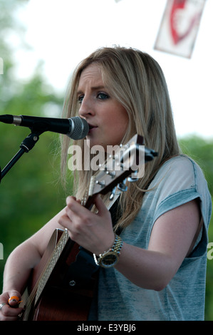 Un cantante per Leamington pace Festival, Warwickshire, Regno Unito Foto Stock