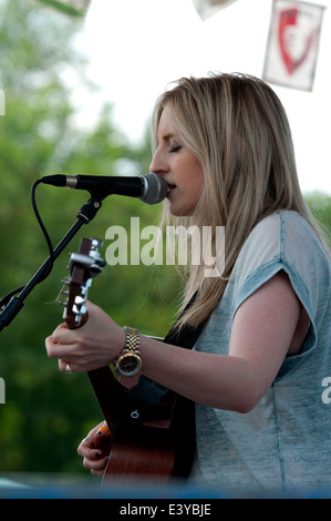 Un cantante per Leamington pace Festival, Warwickshire, Regno Unito Foto Stock