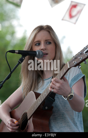 Un cantante per Leamington pace Festival, Warwickshire, Regno Unito Foto Stock