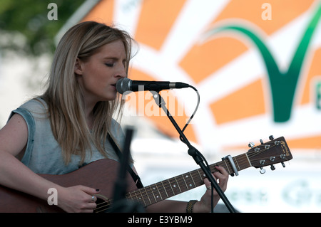 Un cantante per Leamington pace Festival, Warwickshire, Regno Unito Foto Stock