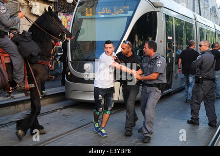 Gerusalemme, Israele. 01 Luglio, 2014. La polizia di usare la forza e arresti per disperdere i dimostranti presso il Kikar Tzahal Square. Centinaia di ala destra manifestanti ebrei hanno marciato attraverso Gerusalemme chiamando per vendetta e gridando "morte agli arabi" a seguito dell'omicidio di tre ragazzi israeliani rapiti in Cisgiordania e i cui corpi sono stati trovati nei pressi di Hebron. Credito: Nir Alon/Alamy Live News Foto Stock