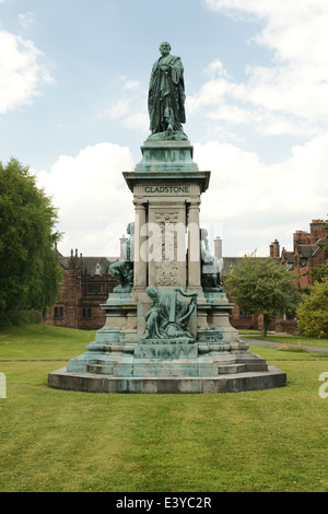 Statua di bronzo del Primo Ministro britannico William Ewart Gladstone nella motivazione della libreria di Gladstone in Hawarden Foto Stock