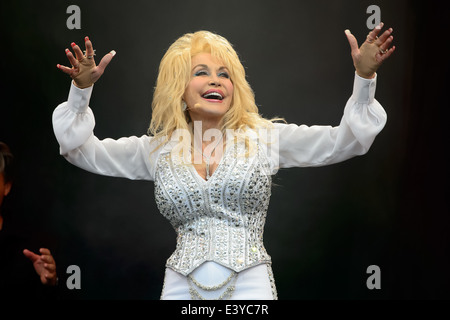 Dolly Parton suona al Glastonbury festival di musica, Inghilterra, Domenica, 29 giugno 2014. Foto Stock