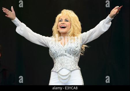 Dolly Parton suona al Glastonbury festival di musica, Inghilterra, Domenica, 29 giugno 2014. Foto Stock