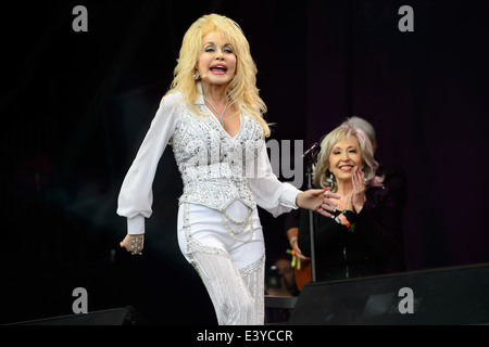 Dolly Parton suona al Glastonbury festival di musica, Inghilterra, Domenica, 29 giugno 2014. Foto Stock