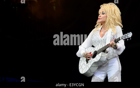 Dolly Parton suona al Glastonbury festival di musica, Inghilterra, Domenica, 29 giugno 2014. Foto Stock