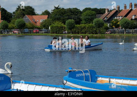 Gite in barca sul lago a Thorpeness nel Sussex East Anglia England Foto Stock