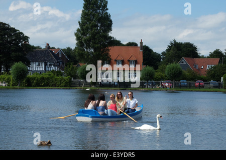 Gite in barca sul lago a Thorpeness nel Sussex East Anglia England Foto Stock