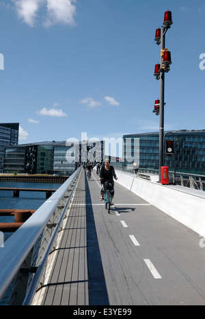 La combinazione di bicicletta e Passerella Ponte in acciaio, Bryggebroen - oltre la parte sud del porto di Copenhagen, Danimarca Foto Stock