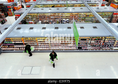 interno del supermercato asda Foto Stock