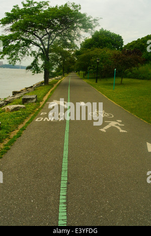 La ciliegia a piedi in estate il tempo è dove è possibile passeggiare o correre dal fiume Hudson in New York City. Il Fiore di Ciliegio alberi sono Foto Stock