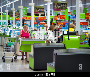 Le donne lo shopping al supermercato check-out Foto Stock