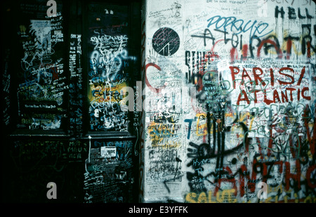 AJAXNETPHOTO. 12 APRILE 1998. PARIGI, FRANCIA. - Messaggi Graffitti sul muro e sulla porta fuori dalla residenza di Serge Gainsbourg. FOTO: JONATHAN EASTLAND/AJAX Foto Stock