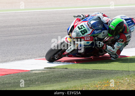 Suzuki GSX-R1000 di Voltcom Crescent Suzuki Team, pilotato da Eugene Laverty in azione durante la Superbike Prove Libere Foto Stock