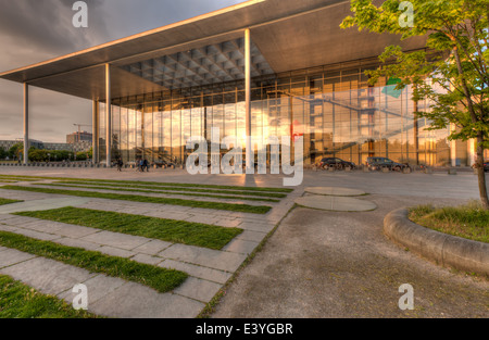 Il Paul-Loebe-Haus, parte degli edifici del governo intorno al Bundestag della Germania di Berlino, vicino al tramonto. Foto Stock