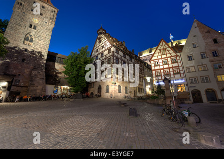 Il Pilatuhaus e il Tiergärtnertor (Zoo Gate) sulle mura della città che il telaio Tiergärtnertorplatz di Norimberga. Foto Stock
