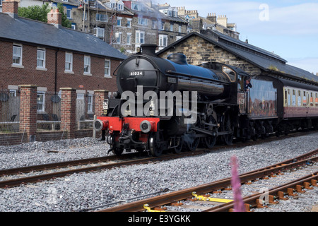 Classe NYMR B1 locomotiva a vapore n. 61264 dissimulata come 61034 CHIRU uscire dalla stazione di Whitby Luglio 2014 Foto Stock