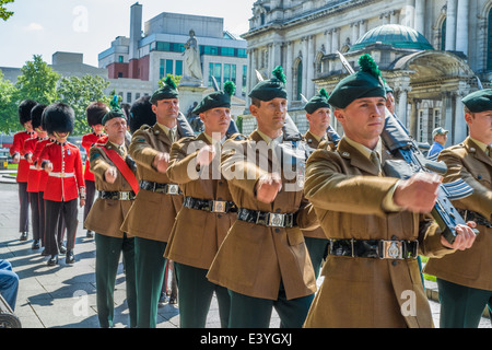 Per commemorare il 98º anniversario della Battaglia delle Somme a Belfast City Hall. Royal Irish Regiment su parade. Foto Stock