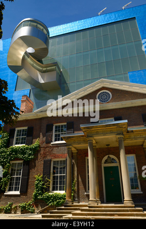 Titanio blu galleria d'Arte di Ontario fa ala sud con scala esterna progettato da Gehry oltre la Grange manor storico di Toronto Foto Stock