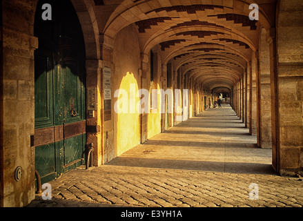 Il seventeeth secolo arcate Place des Vosges a Parigi è stato costruito da Enrico IV Foto Stock