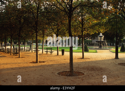 Il seventeeth secolo arcate Place des Vosges a Parigi è stato costruito da Enrico IV Foto Stock