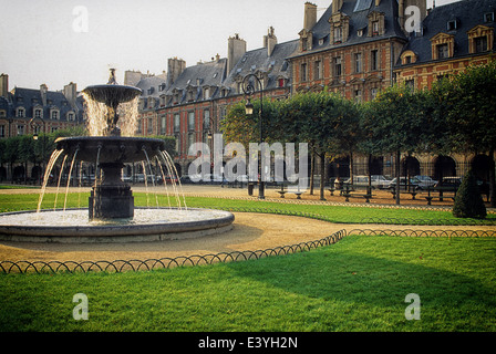 Il seventeeth secolo arcate Place des Vosges a Parigi è stato costruito da Enrico IV Foto Stock