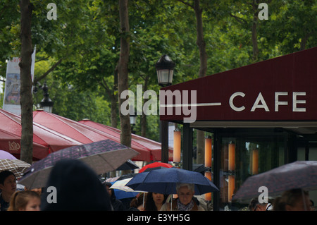 Una folla di ombrelli davanti al Cafe George V e il Bistro Romain su Avenue des Champs Elysees Parigi sotto la pioggia Foto Stock