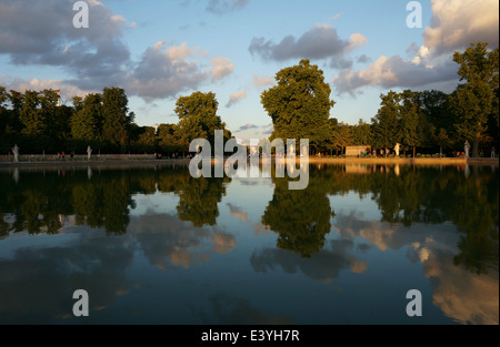 Jardin des Tuileries garden Paris, tramonto riflesso nello stagno con Arc de triomphe du Carrousel e il Louvre in background Foto Stock