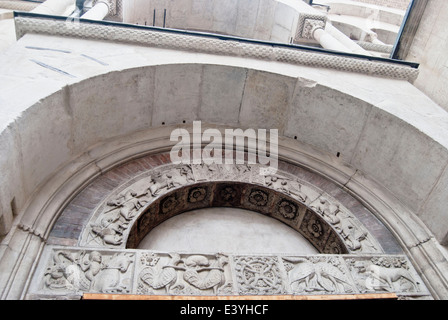 La parte superiore della Porta della Pescheria, Cattedrale di Modena Foto Stock