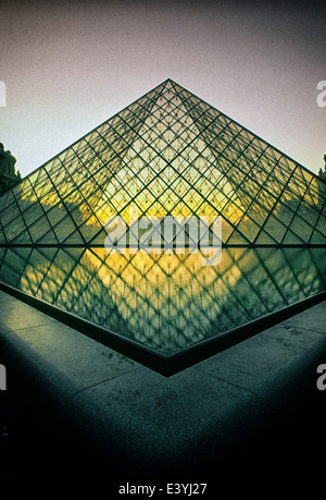 IM Pei la Piramide del Louvre a Parigi Foto Stock