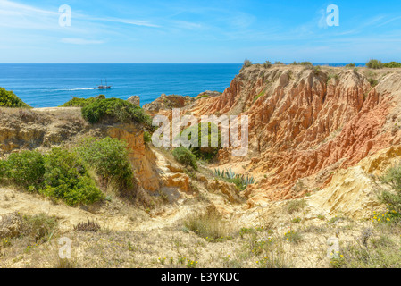 Vista della scogliera dall'oceano atlantico in Algarve, PORTOGALLO Foto Stock