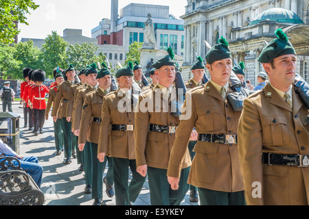 Per commemorare il 98º anniversario della Battaglia delle Somme a Belfast City Hall. Royal Irish Regiment su parade. Foto Stock