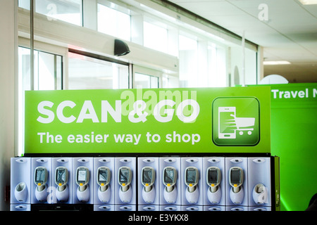 Scansione e andare scanner nel supermercato Foto Stock