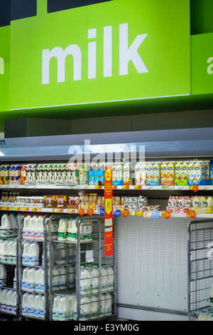 Il latte in vendita nel supermercato Foto Stock