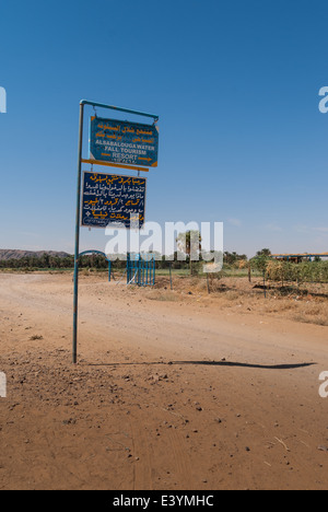 Cartello stradale al picnic posto alla sesta cataratta, Sudan settentrionale Foto Stock