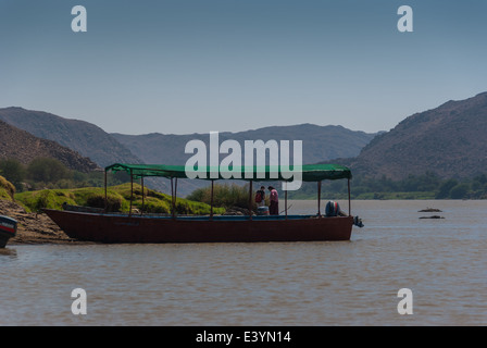 Barca e turisti in luogo pic-nic a Sesta cataratta, Sudan settentrionale Foto Stock