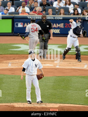 Masahiro Tanaka (Yankees), 28 giugno 2014 - MLB : Masahiro Tanaka dei New York Yankees si erge sulla montagnola come David Ortiz dei Boston Red Sox in bat nel 2° inning durante il Major League Baseball gioco contro i Boston Red Sox allo Yankee Stadium nel Bronx, NY, STATI UNITI D'AMERICA. (Foto di AFLO) Foto Stock