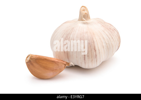 Aglio isolato su bianco con tracciato di ritaglio Foto Stock