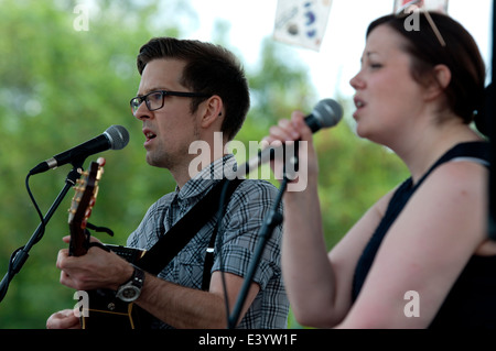 I cantanti a Leamington pace Festival, Warwickshire, Regno Unito Foto Stock