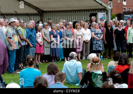 Una comunità coro cantando in Leamington pace Festival, REGNO UNITO Foto Stock