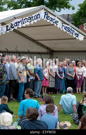 Una comunità coro cantando in Leamington pace Festival, REGNO UNITO Foto Stock