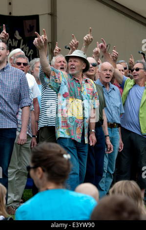 Gli uomini di cantare in un coro della comunità a Leamington pace Festival, REGNO UNITO Foto Stock