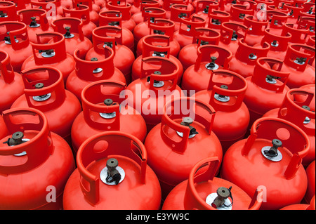 Chiudere fino a centinaia di bottiglie di gas in attesa in un magazzino. Foto Stock