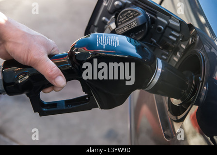Benzina di riempimento della pompa Foto Stock