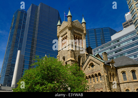 Old St Andrews Presbyterian Church contro moderno ed alto edificio di vetro torri di uffici di Toronto Foto Stock