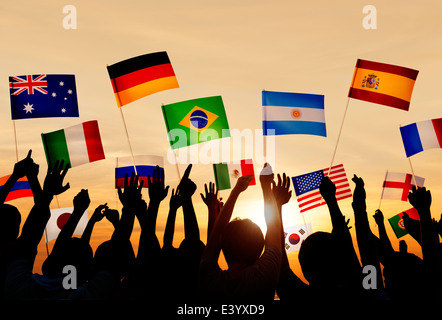 Sagome di persone che trattengono le bandiere provenienti da vari Paesi Foto Stock