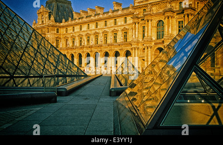 IM Pei la Piramide del Louvre a Parigi Foto Stock